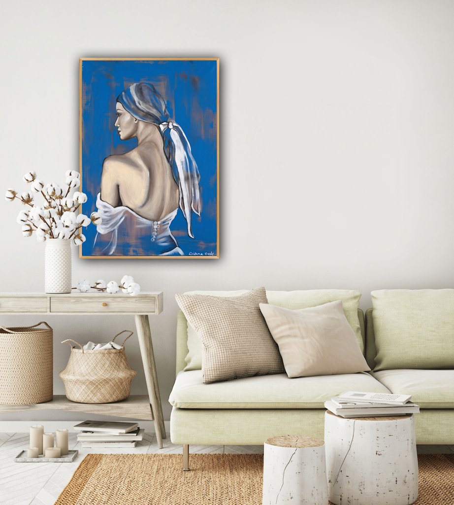 אישה על רקע כחול