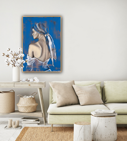 אישה על רקע כחול