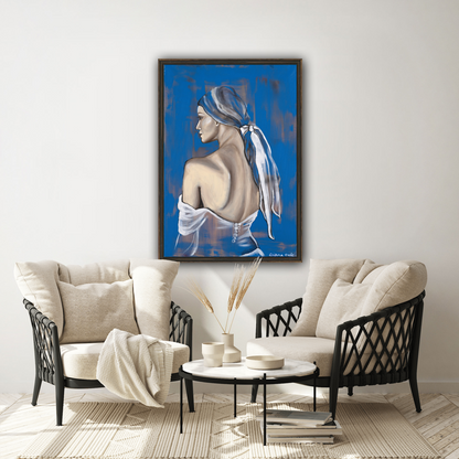 אישה על רקע כחול