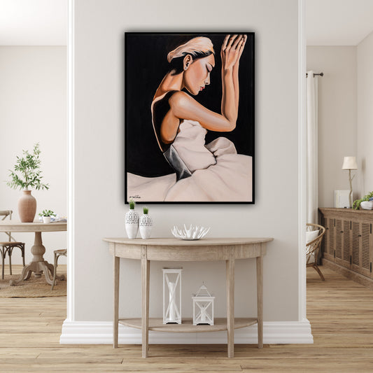 רקדנית עם סרט כתום